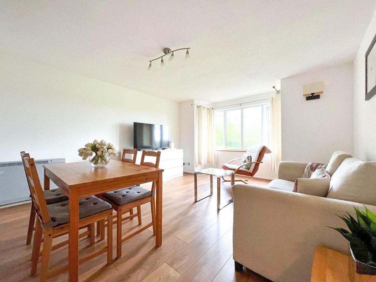 Lovely 2 Bedroom Flat With Free Parking, Great Transport Links To Central London, The Excel Centre, Canary Wharf And The O2! Kültér fotó