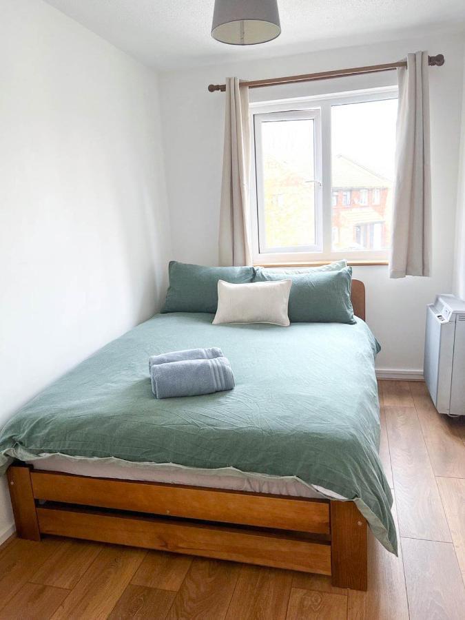 Lovely 2 Bedroom Flat With Free Parking, Great Transport Links To Central London, The Excel Centre, Canary Wharf And The O2! Kültér fotó