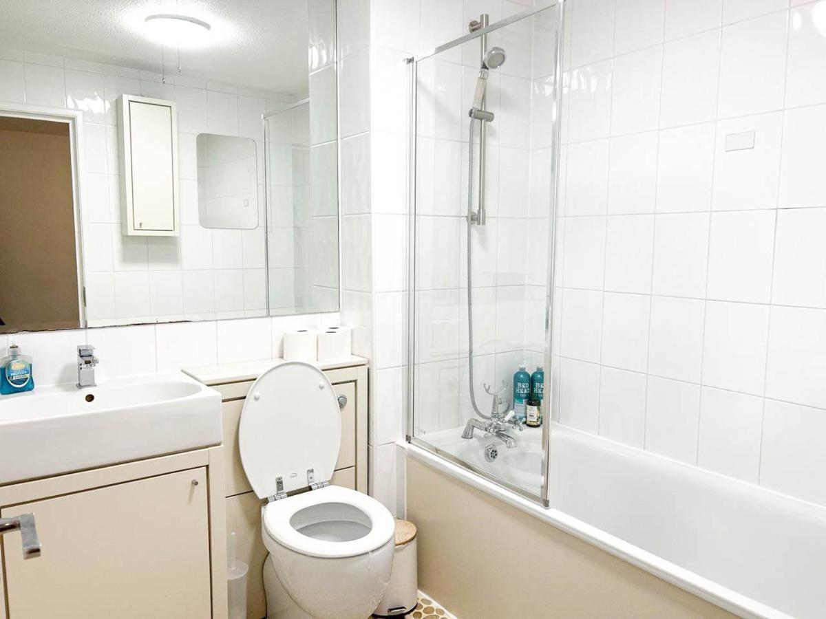 Lovely 2 Bedroom Flat With Free Parking, Great Transport Links To Central London, The Excel Centre, Canary Wharf And The O2! Kültér fotó