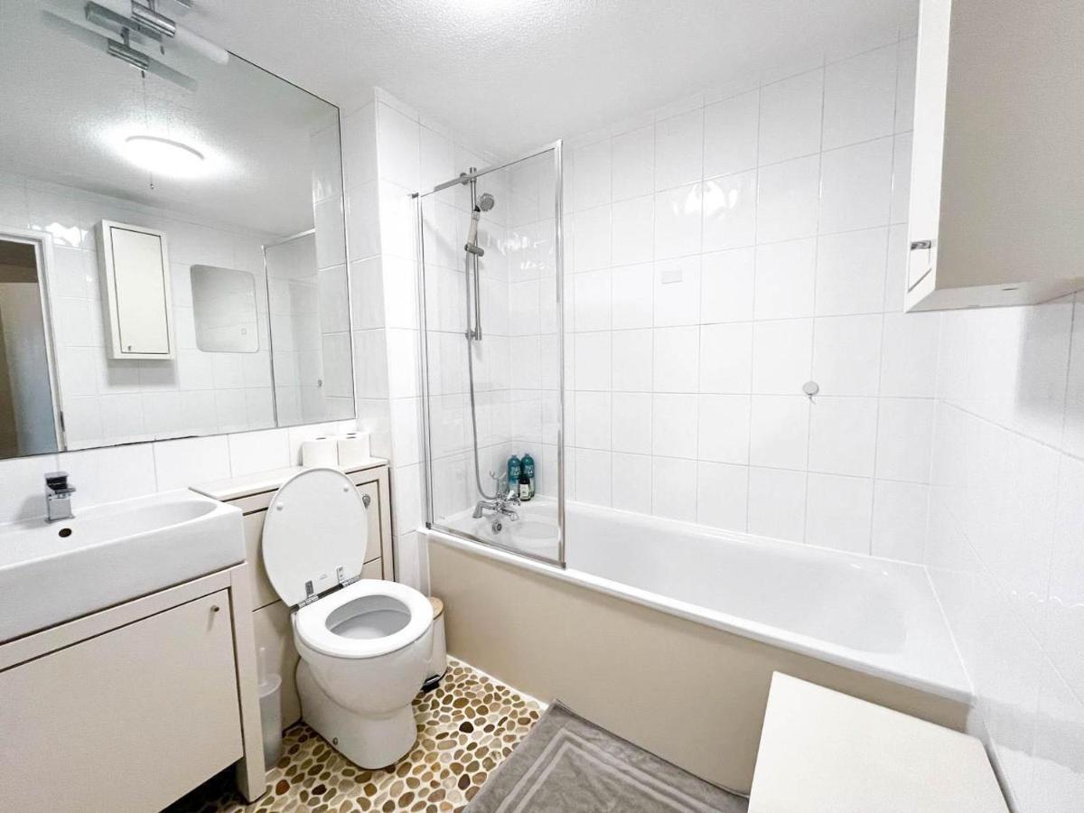 Lovely 2 Bedroom Flat With Free Parking, Great Transport Links To Central London, The Excel Centre, Canary Wharf And The O2! Kültér fotó