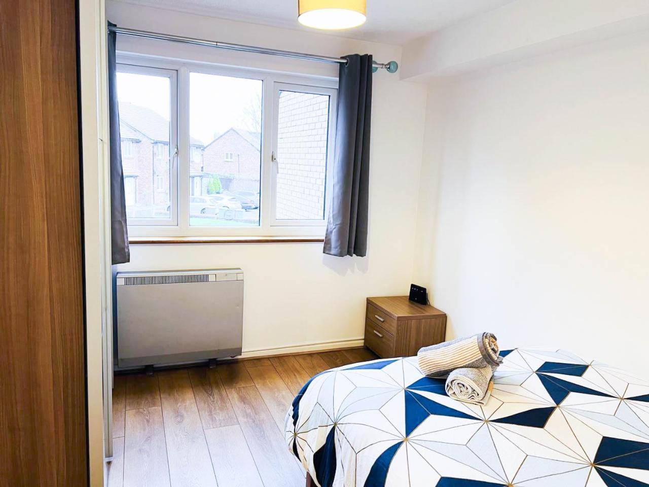 Lovely 2 Bedroom Flat With Free Parking, Great Transport Links To Central London, The Excel Centre, Canary Wharf And The O2! Kültér fotó